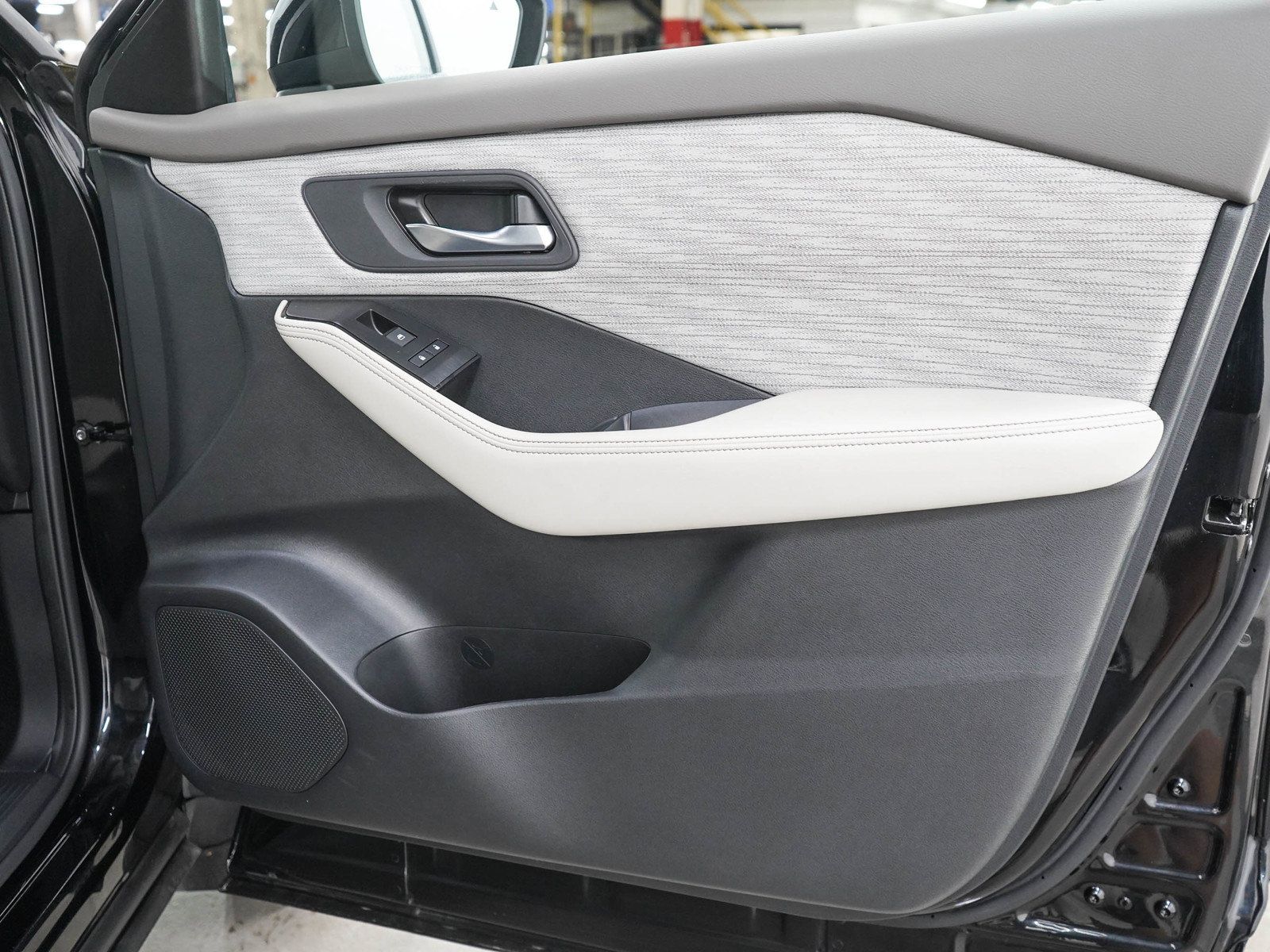 Used 2023 Nissan Rogue SV AWD/4WD image 9
