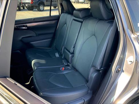 Used 2023 Toyota Highlander Limited image 20