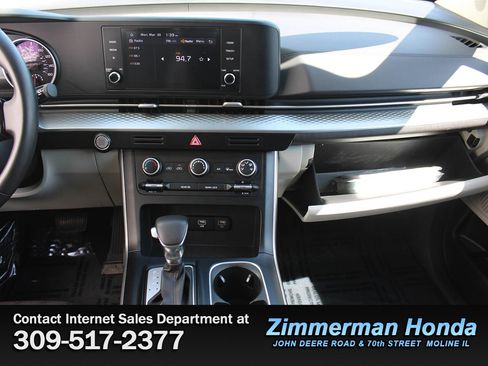 Used 2024 Kia Carnival LX FWD image 18
