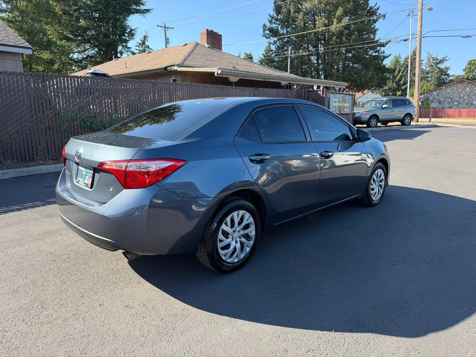 Used 2017 Toyota Corolla LE FWD image 4