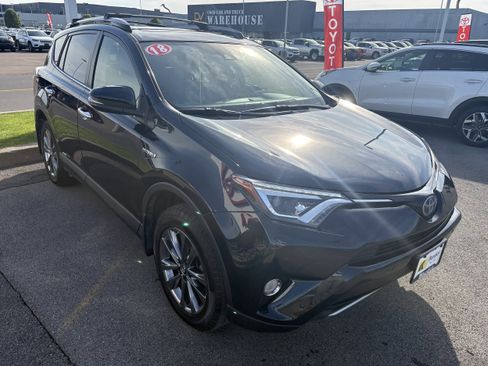 Used 2018 Toyota RAV4 Limited AWD/4WD image 2
