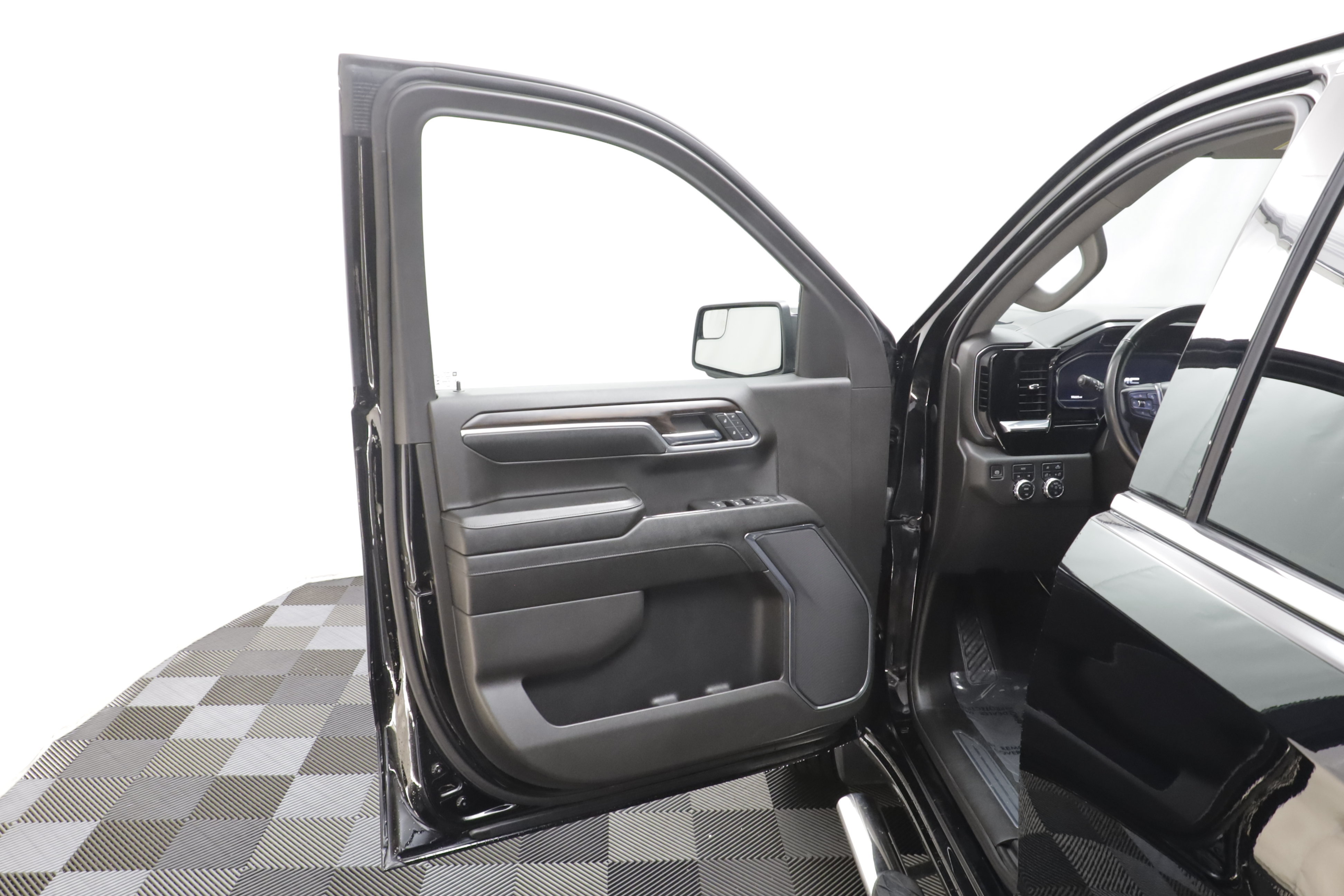 Used 2024 GMC Sierra 1500 SLT AWD/4WD image 5