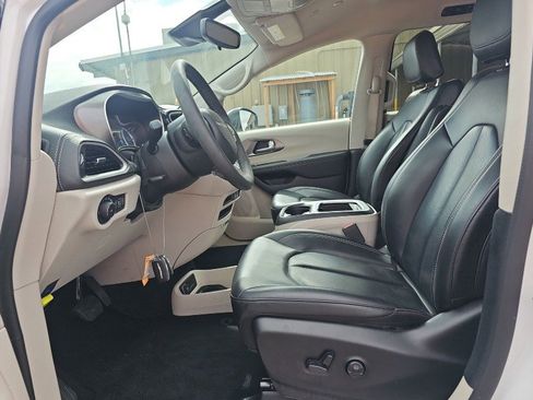 Used 2023 Chrysler Pacifica Touring-L FWD image 6