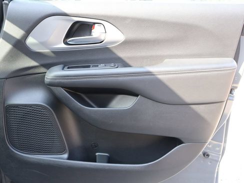 Used 2025 Chrysler Pacifica Limited FWD image 8