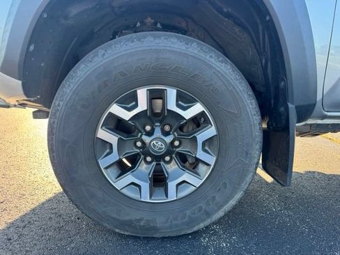 Used 2021 Toyota Tacoma TRD Off-Road w/ Technology Package AWD/4WD image 12