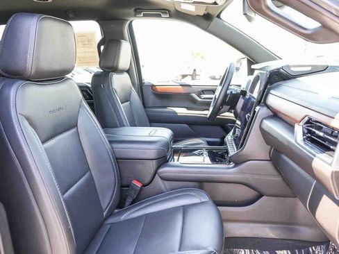 Used 2025 GMC Yukon XL Denali AWD/4WD image 16