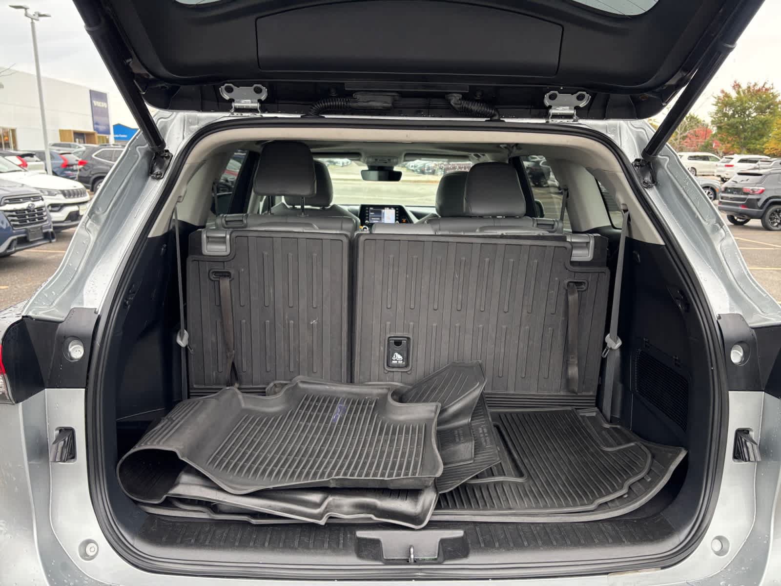 Used 2021 Toyota Highlander XLE AWD/4WD image 21