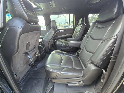 Used 2018 Cadillac Escalade ESV Platinum AWD/4WD image 16