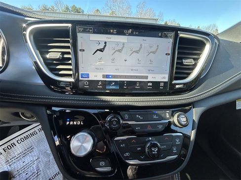 New 2026 Chrysler Pacifica Limited image 24
