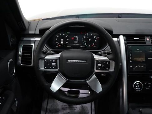 Used 2024 Land Rover Discovery Dynamic SE image 11