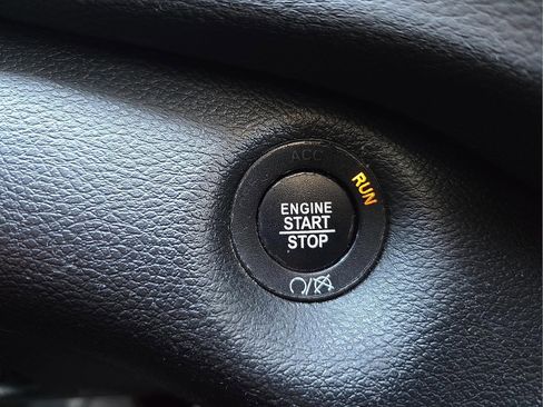 Used 2019 Jeep Cherokee Latitude Plus w/ Comfort/Convenience Group image 20