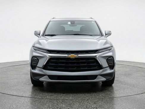 Used 2025 Chevrolet Blazer LT image 2