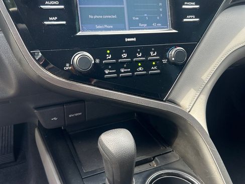 Used 2020 Toyota Camry LE FWD image 11