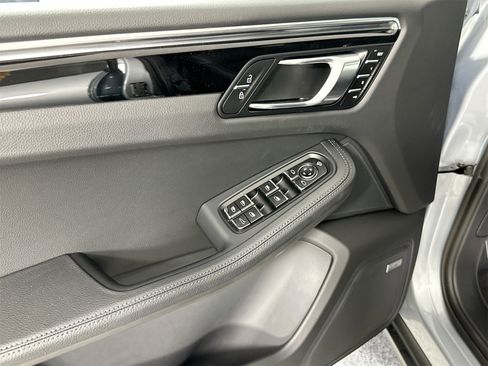 Certified 2025 Porsche Macan image 32
