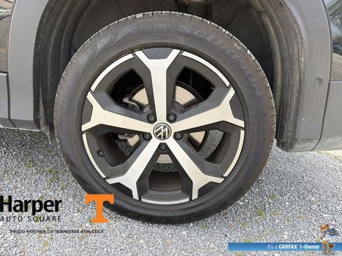 Used 2025 Volkswagen Tiguan SE w/ Panoramic Sunroof Package image 21