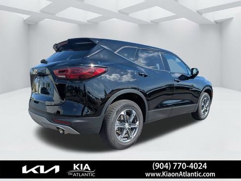Used 2025 Chevrolet Blazer LT FWD image 3