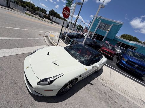Used 2015 Ferrari California T RWD image 10