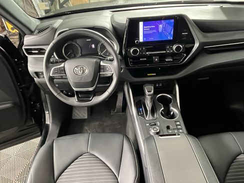 Used 2023 Toyota Highlander L image 11