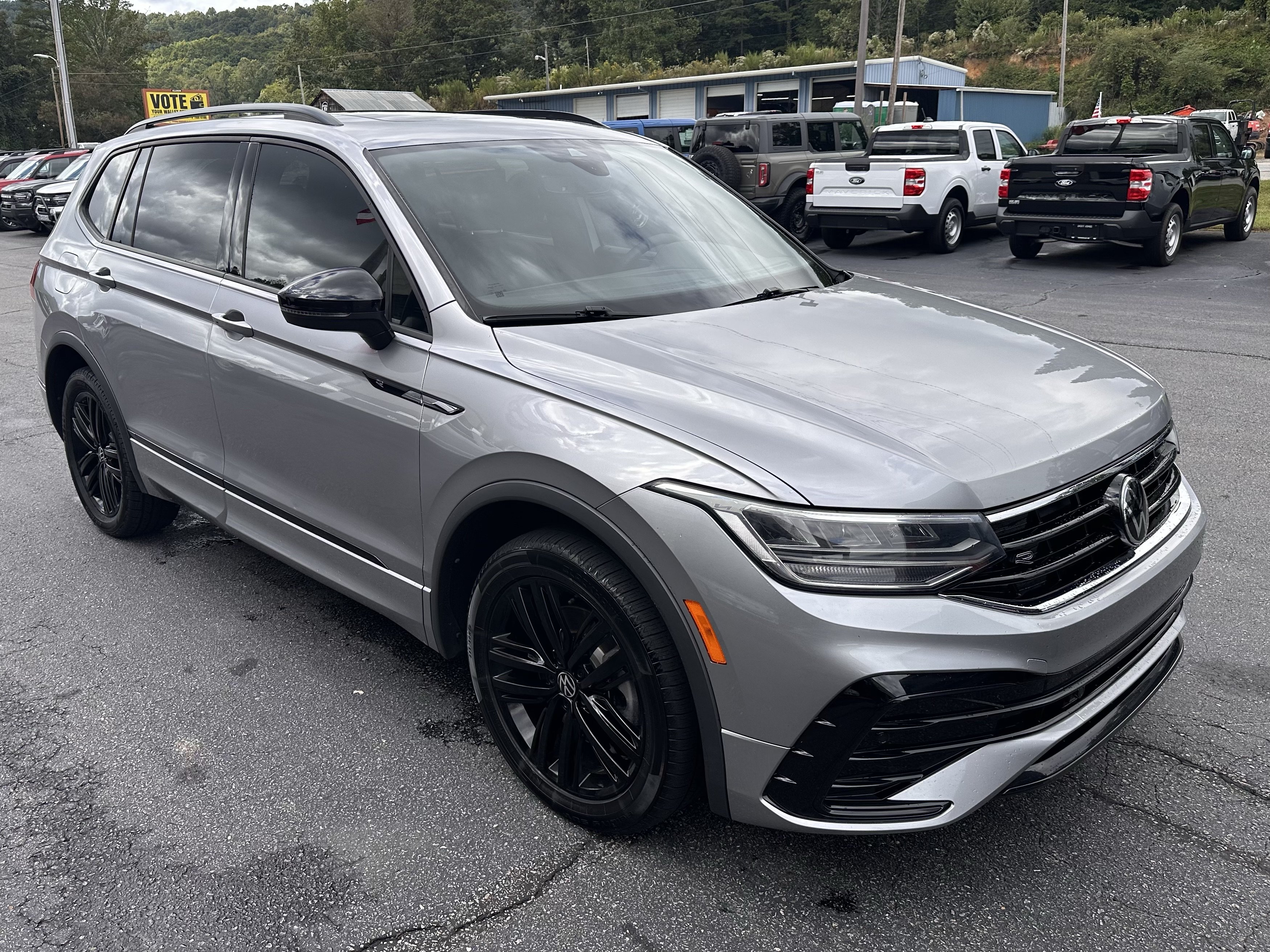 Used 2022 Volkswagen Tiguan SE R-Line FWD image 4