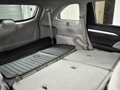 Used 2019 Toyota Highlander LE image 28