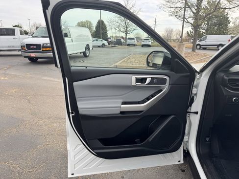 Used 2022 Ford Explorer XLT w/ Equipment Group 202A image 6