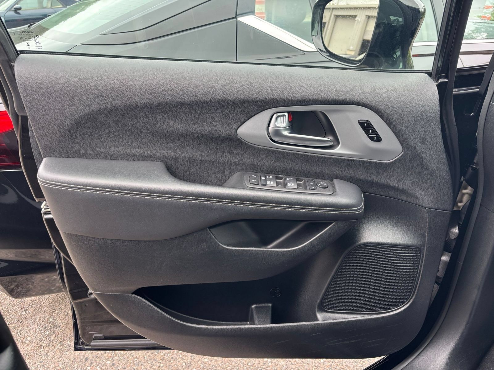 Used 2025 Chrysler Pacifica Limited FWD image 18