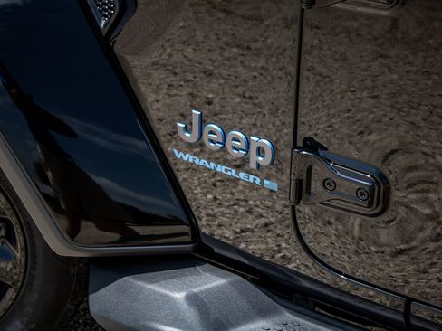 Used 2025 Jeep Wrangler Unlimited Sahara AWD/4WD image 12