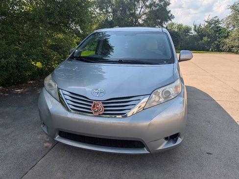 Used 2016 Toyota Sienna LE FWD image 1