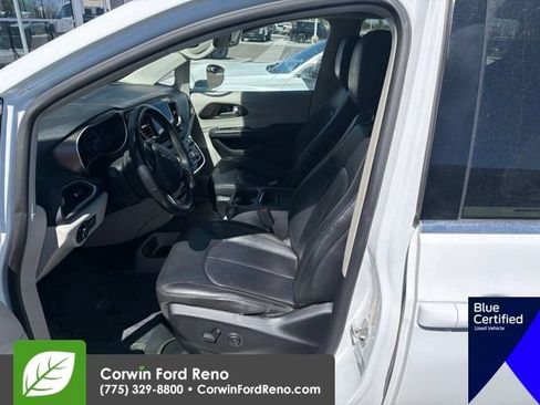 Used 2017 Chrysler Pacifica Touring-L FWD image 9