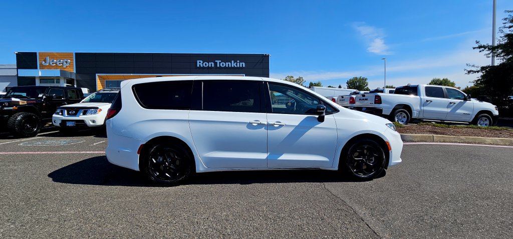 Used 2024 Chrysler Pacifica Limited FWD image 9