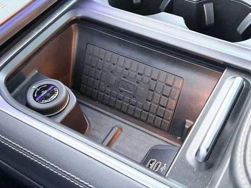 Used 2025 Ford Expedition Platinum image 27