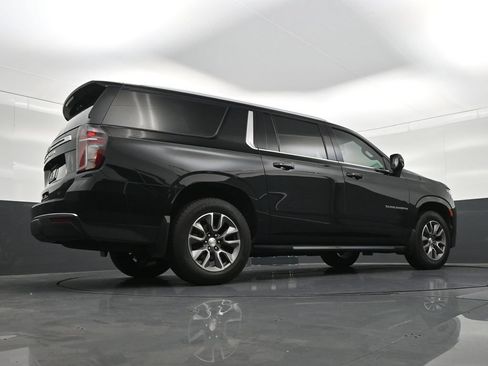 Used 2022 Chevrolet Suburban LT w/ Luxury Package RWD image 27
