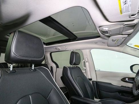 Used 2023 Chrysler Pacifica Limited image 18