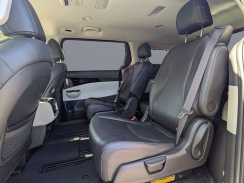 Used 2022 Kia Carnival EX image 15