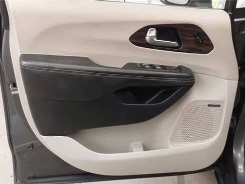 Used 2021 Chrysler Pacifica Limited w/ Premium & Safety Sphere Group image 17