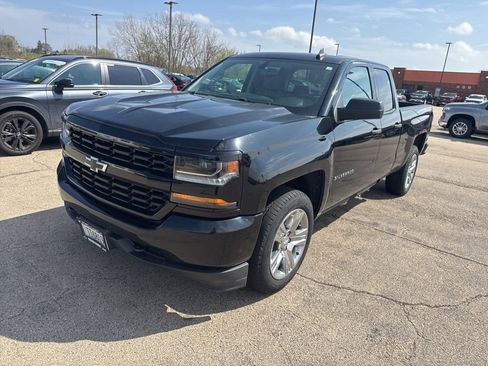Used 2018 Chevrolet Silverado 1500 Custom w/ Custom Convenience Package AWD/4WD image 6