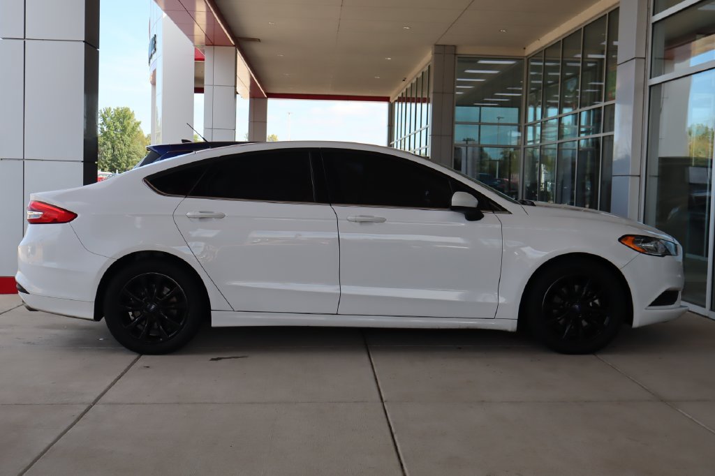 Used 2017 Ford Fusion SE w/ Fusion SE Technology Package FWD image 10