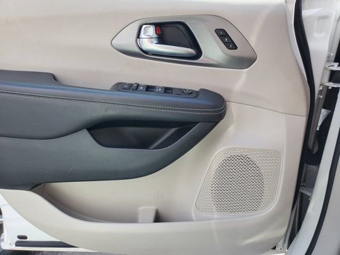 Used 2023 Chrysler Pacifica Touring-L FWD image 7