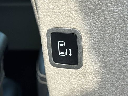 Used 2024 Chrysler Pacifica Touring-L image 17