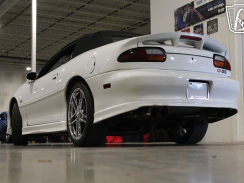 Used 2001 Chevrolet Camaro Z28 w/ SS Performance/Appearance Pkg RWD image 10