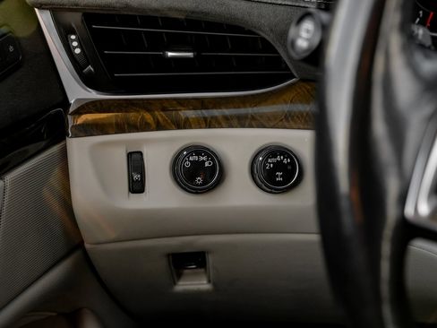 Used 2019 Cadillac Escalade ESV Premium Luxury image 27