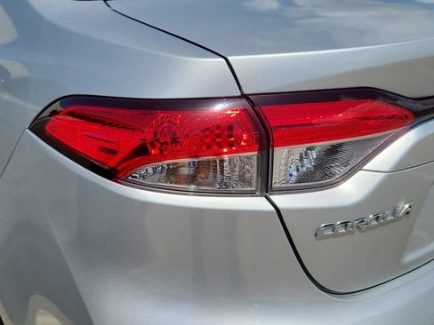 Used 2021 Toyota Corolla LE w/ LE Convenience Package FWD image 9