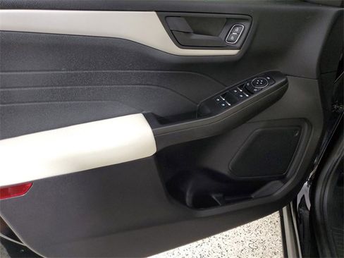 Used 2022 Ford Escape SE w/ SE Sport Appearance Package image 18