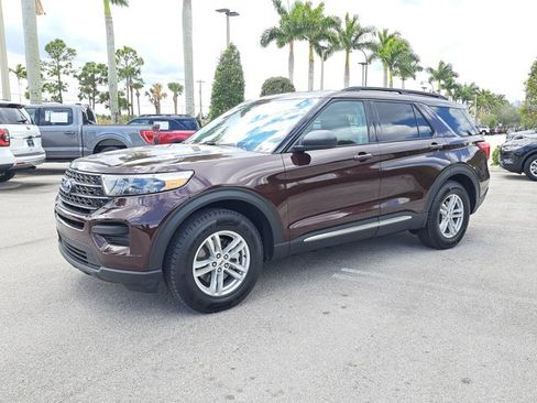 Certified 2022 Ford Explorer XLT image 3
