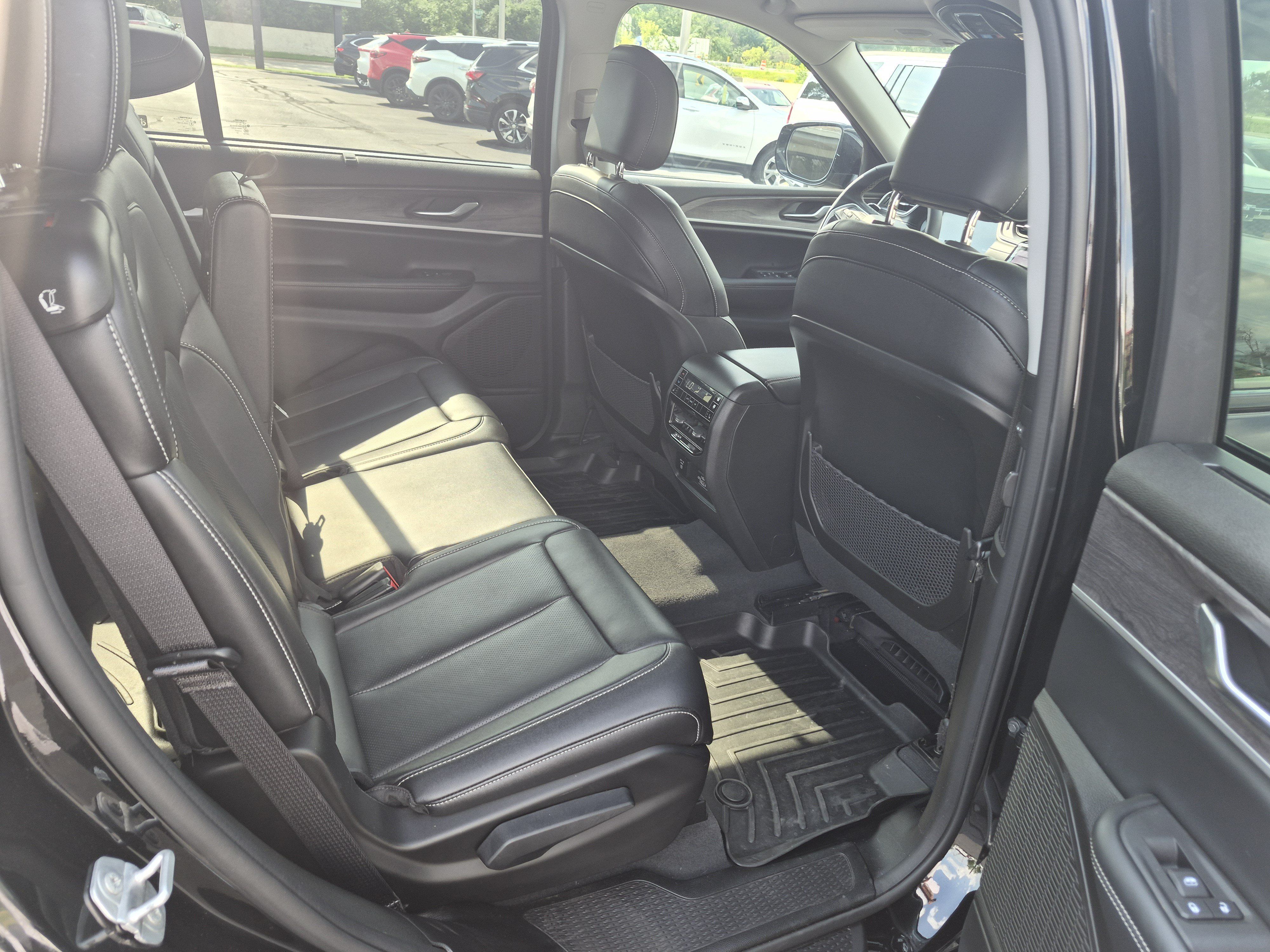 Used 2023 Jeep Grand Cherokee L Limited w/ Luxury Tech Group II AWD/4WD image 14