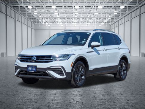 Used 2024 Volkswagen Tiguan SE w/ Panoramic Sunroof Package AWD/4WD image 9