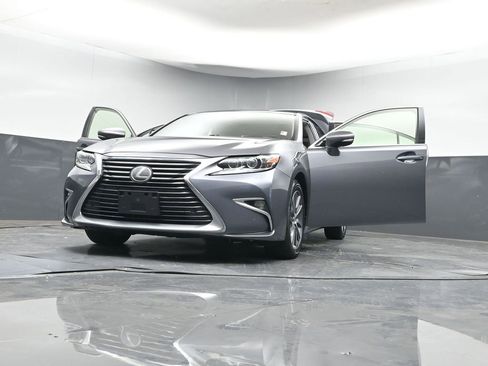 Used 2017 Lexus ES 300h image 40