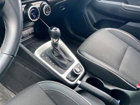 Used 2024 Hyundai Venue Limited image 19