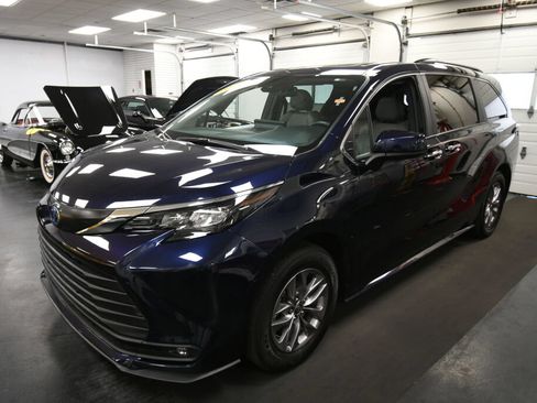 Used 2025 Toyota Sienna XLE FWD image 3