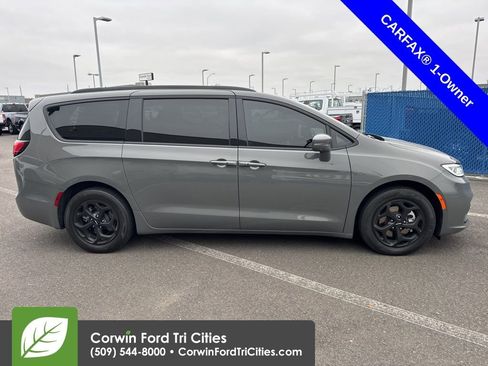 Used 2021 Chrysler Pacifica Touring-L w/ Uconnect Theater Family Group image 5